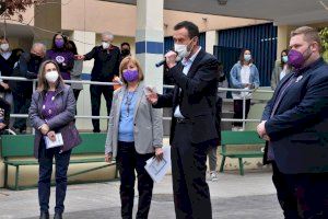 El Ayuntamiento de Elche apoya una iniciativa feminista en el instituto de Carrús