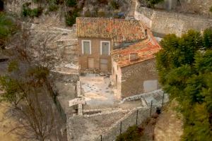 La concejalía de Patrimonio Histórico de la Vila Joiosa realiza trabajos de limpieza y mantenimiento de monumentos - (foto 3)