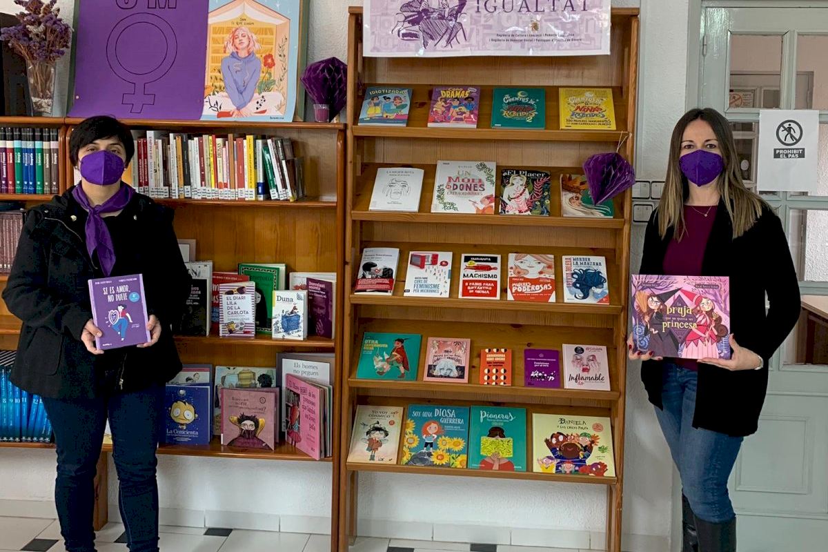 La Agencia de Lectura de Museros amplía la “estantería de la igualdad”