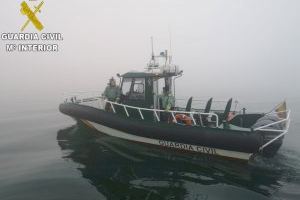 Socorren a una persona tras caer al agua desde una embarcación en el puerto deportivo de Port Saplaya
