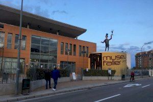 Los días de “no” Fallas son los elegidos para vacunar a todos los docentes de la Safor en el Museu Faller de Gandia
