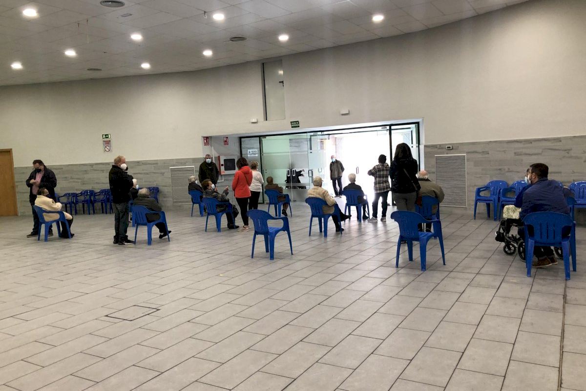 Sanidad administra la segunda dosis de la vacuna a los mayores de 90 años de Torreblanca
