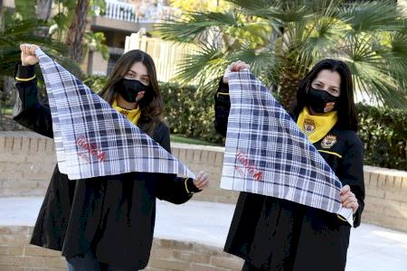 Paiporta reparte pañuelos falleros para mostrar su apoyo a la fiesta en esta semana tan complicada Paiporta reparte pañuelos falleros para mostrar su apoyo a la fiesta en esta semana tan complicada