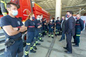 El Ayuntamiento rinde homenaje a las Unidades de Búsqueda y Rescate, Canina del SPEIS y a dos efectivos por su intervención en un incendio en el patrón de Bomberos de Alicante