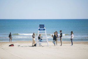 La playa de Gandia ya está a punto para reactivar el turismo a pesar del cierre perimetral de la Comunitat