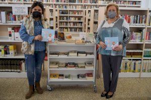 La escritora local Isabel Mañas dona dos ejemplares de su cuento “La Abuela Viajera” a la Biblioteca Municipal Vicente Ruiz Monrabal de Sedaví