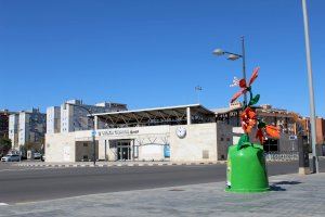 Artistes fallers planten un monument damunt de sis contenidors de vidre de València per animar a reciclar - (foto 13) Artistes fallers planten un monument damunt de sis contenidors de vidre de València per animar a reciclar - (foto 13)
