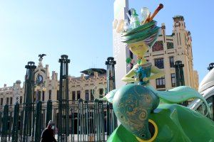 Artistes fallers planten un monument damunt de sis contenidors de vidre de València per animar a reciclar - (foto 12) Artistes fallers planten un monument damunt de sis contenidors de vidre de València per animar a reciclar - (foto 12)