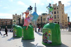 Artistes fallers planten un monument damunt de sis contenidors de vidre de València per animar a reciclar - (foto 3) Artistes fallers planten un monument damunt de sis contenidors de vidre de València per animar a reciclar - (foto 3)