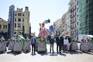 Artistes fallers planten un monument damunt de sis contenidors de vidre de València per animar a reciclar - (foto 15) Artistes fallers planten un monument damunt de sis contenidors de vidre de València per animar a reciclar - (foto 15)