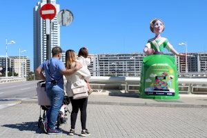 Artistes fallers planten un monument damunt de sis contenidors de vidre de València per animar a reciclar - (foto 9) Artistes fallers planten un monument damunt de sis contenidors de vidre de València per animar a reciclar - (foto 9)