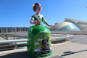 Artistes fallers planten un monument damunt de sis contenidors de vidre de València per animar a reciclar - (foto 14) Artistes fallers planten un monument damunt de sis contenidors de vidre de València per animar a reciclar - (foto 14)