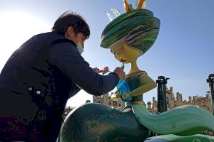 Artistes fallers planten un monument damunt de sis contenidors de vidre de València per animar a reciclar - (foto 2) Artistes fallers planten un monument damunt de sis contenidors de vidre de València per animar a reciclar - (foto 2)