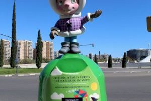 Artistes fallers planten un monument damunt de sis contenidors de vidre de València per animar a reciclar - (foto 4) Artistes fallers planten un monument damunt de sis contenidors de vidre de València per animar a reciclar - (foto 4)