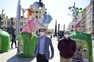 Artistes fallers planten un monument damunt de sis contenidors de vidre de València per animar a reciclar - (foto 6) Artistes fallers planten un monument damunt de sis contenidors de vidre de València per animar a reciclar - (foto 6)