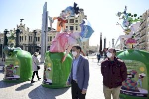 Artistes fallers planten un monument damunt de sis contenidors de vidre de València per animar a reciclar - (foto 8) Artistes fallers planten un monument damunt de sis contenidors de vidre de València per animar a reciclar - (foto 8)
