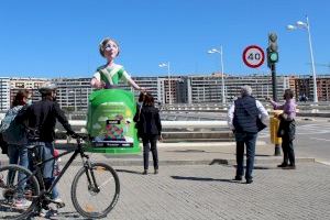 Artistes fallers planten un monument damunt de sis contenidors de vidre de València per animar a reciclar - (foto 10) Artistes fallers planten un monument damunt de sis contenidors de vidre de València per animar a reciclar - (foto 10)