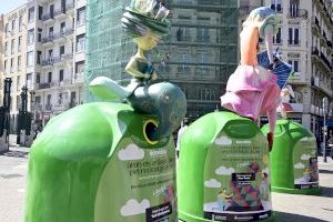 Artistes fallers planten un monument damunt de sis contenidors de vidre de València per animar a reciclar - (foto 7) Artistes fallers planten un monument damunt de sis contenidors de vidre de València per animar a reciclar - (foto 7)