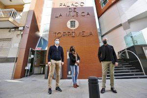El alcalde de Torrevieja visita el Palacio de la Música tras finalizar los trabajos de reparación integral de su fachada