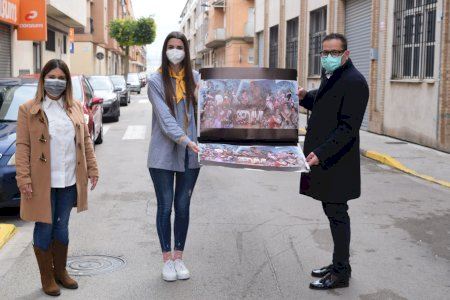 La concejala de Cultura y Fiestas Beatriz Cuesta y la Fallera Mayor de Sedaví Alicia Pérez entregaron varios obsequios a las fallas del municipio
