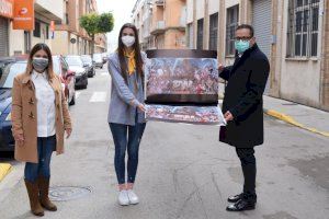 La concejala de Cultura y Fiestas Beatriz Cuesta y la Fallera Mayor de Sedaví Alicia Pérez entregaron varios obsequios a las fallas del municipio