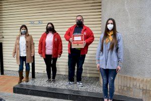 La concejala de Cultura y Fiestas Beatriz Cuesta y la Fallera Mayor de Sedaví Alicia Pérez entregaron varios obsequios a las fallas del municipio - (foto 2)