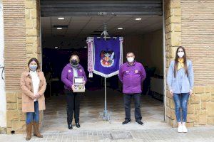 La concejala de Cultura y Fiestas Beatriz Cuesta y la Fallera Mayor de Sedaví Alicia Pérez entregaron varios obsequios a las fallas del municipio - (foto 3)
