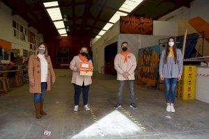 La concejala de Cultura y Fiestas Beatriz Cuesta y la Fallera Mayor de Sedaví Alicia Pérez entregaron varios obsequios a las fallas del municipio - (foto 4)