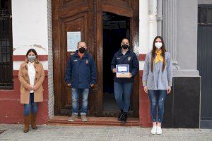La concejala de Cultura y Fiestas Beatriz Cuesta y la Fallera Mayor de Sedaví Alicia Pérez entregaron varios obsequios a las fallas del municipio - (foto 5)