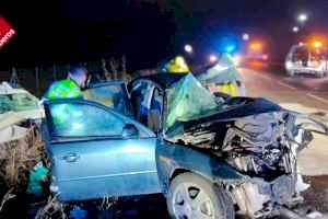 Un mort i dos ferits greus després de xocar frontalment dos cotxes a Agost