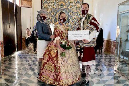 Más de 250 comisiones falleras de Valencia desfilan por el Museo de la Seda
