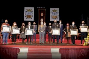 Algemesí reconoce con el guardó de honor el trabajo del personal de los centros de salud de la ciudad, del Hospital de la Ribera, de los agentes de la Policía Local y de la Policía Nacional y de Protección Civil