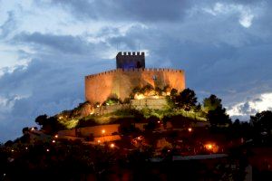 Petrer se “conecta con la naturaleza” apagando las luces del castillo-fortaleza