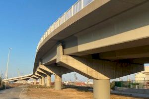 S'obri al trànsit el pont d'accés al polígon químic després de la seua reforma