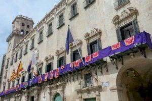 La balconada principal de la Casa Consistorial estará adornada hasta el 6 de abril con los colores propios de la Semana Santa