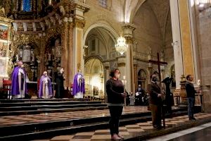 El Vía Crucis diocesano que tradicionalmente recorría las calles del centro histórico de Valencia se celebra en la Catedral, presidido por el cardenal Cañizares