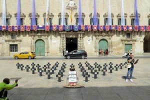 Una activista se queda totalmente desnuda en Alicante para frenar el “asesinato” de animales destinados a la industria peletera - (foto 2)