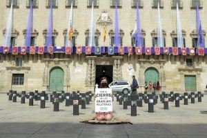Una activista se queda totalmente desnuda en Alicante para frenar el “asesinato” de animales destinados a la industria peletera - (foto 4)