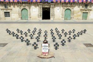 Una activista se queda totalmente desnuda en Alicante para frenar el “asesinato” de animales destinados a la industria peletera - (foto 6)