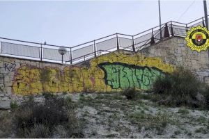Persecución policial en Alicante tras pillar "in fraganti" a cuatro jóvenes pintando la ladera del Castillo de San Fernando - (foto 7) Persecución policial en Alicante tras pillar "in fraganti" a cuatro jóvenes pintando la ladera del Castillo de San Fernando - (foto 7)