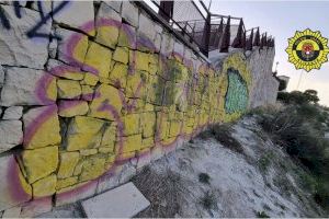 Persecución policial en Alicante tras pillar "in fraganti" a cuatro jóvenes pintando la ladera del Castillo de San Fernando - (foto 8) Persecución policial en Alicante tras pillar "in fraganti" a cuatro jóvenes pintando la ladera del Castillo de San Fernando - (foto 8)