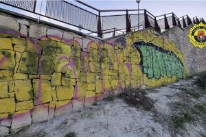 Persecución policial en Alicante tras pillar "in fraganti" a cuatro jóvenes pintando la ladera del Castillo de San Fernando - (foto 9) Persecución policial en Alicante tras pillar "in fraganti" a cuatro jóvenes pintando la ladera del Castillo de San Fernando - (foto 9)