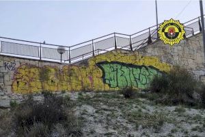 Persecución policial en Alicante tras pillar "in fraganti" a cuatro jóvenes pintando la ladera del Castillo de San Fernando - (foto 6) Persecución policial en Alicante tras pillar "in fraganti" a cuatro jóvenes pintando la ladera del Castillo de San Fernando - (foto 6)