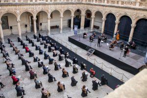 Casi 200 personas aplaudieron a Ensemble Casa Mediterráneo en el Stabat Mater interpretado en el claustro de la Universidad del Colegio Santo Domingo