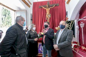 La vicealcaldesa Mª Carmen Sánchez visita en la Plaza de la Ermita el Altar de Culto de la Hermandad de Santa Cruz en su día grande