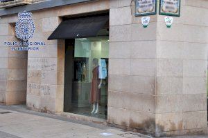 Detenido en Dénia por pintar en paredes amenazas contra la Policía, contra la etnia gitana y por enaltecer el terrorismo Detenido en Dénia por pintar en paredes amenazas contra la Policía, contra la etnia gitana y por enaltecer el terrorismo