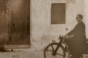 Un sacerdote jubilado dona más de 2.000 fotografías al Ayuntamiento de El Perelló, donde fue párroco 40 años