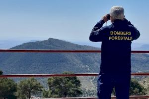 Los bomberos forestales de la Generalitat vigilan los parajes naturales las 24 horas del día para prevenir incendios