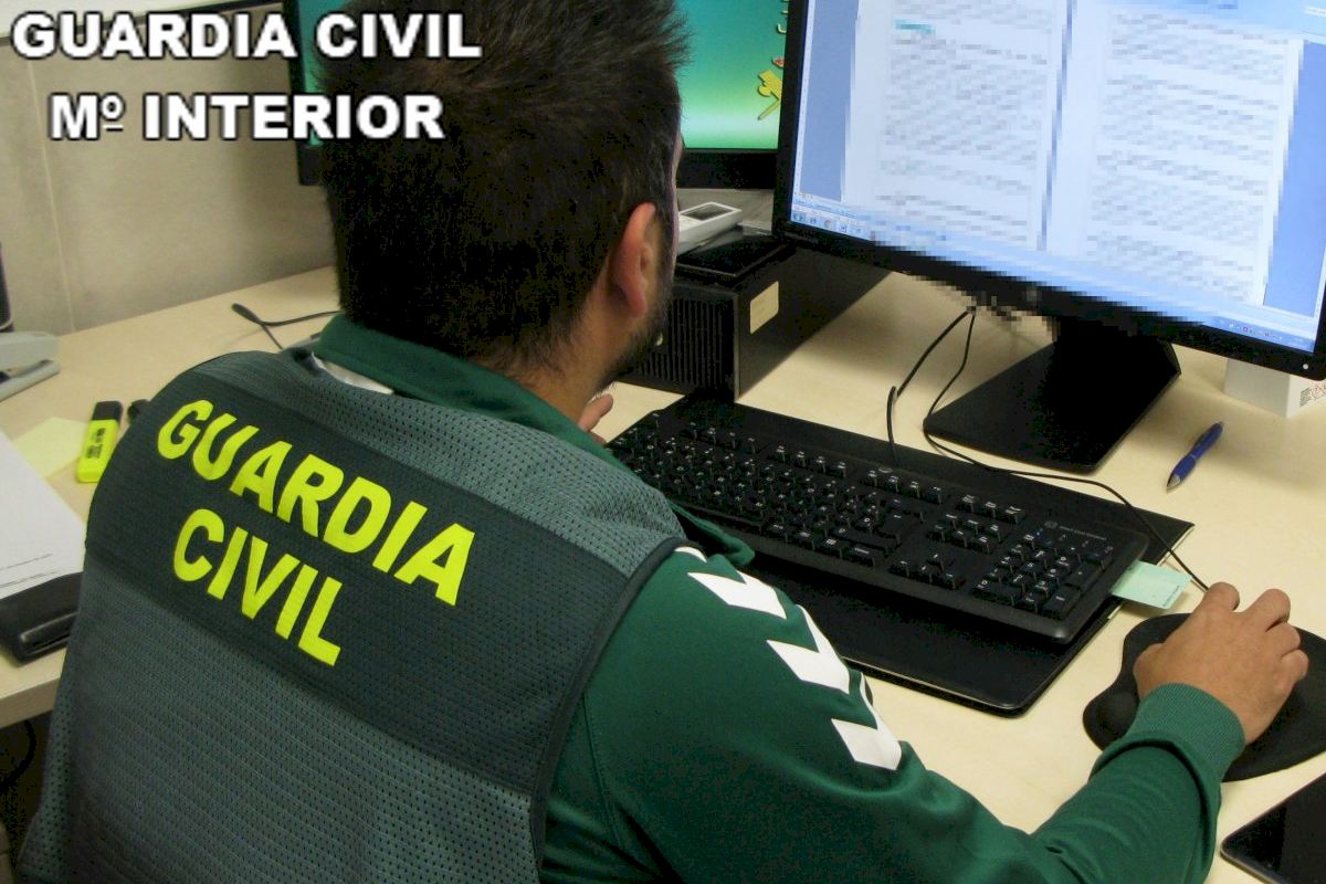 Detingut per manipular 316 pòlisses i 31 sinistres falsos de clients d'una asseguradora de Carcaixent