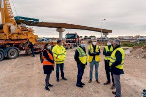 Obras Públicas avanza en la construcción de la pasarela ciclopeatonal sobre la V-30 que unirá València con l'Horta Sud